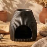 Brûleur Flare Désert Scentchips sur surface bois avec botaniques et bougie allumée