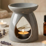 Brûleur de cire grise avec huiles essentielles et lavande sur surface lin