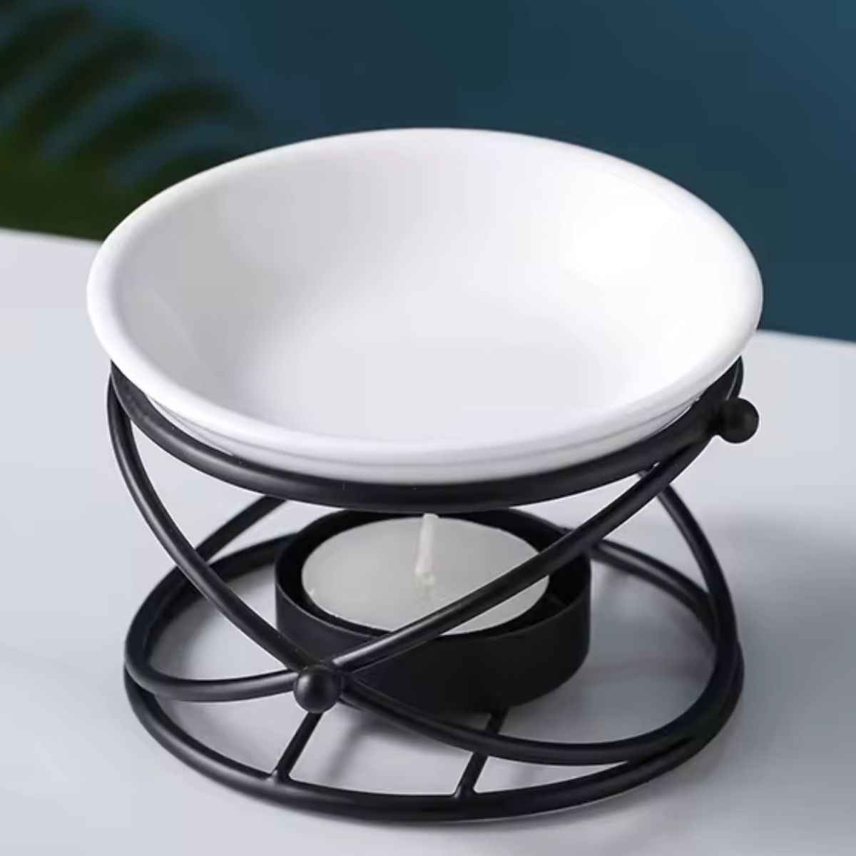 Un brûleur d'huile essentielle noir et blanc