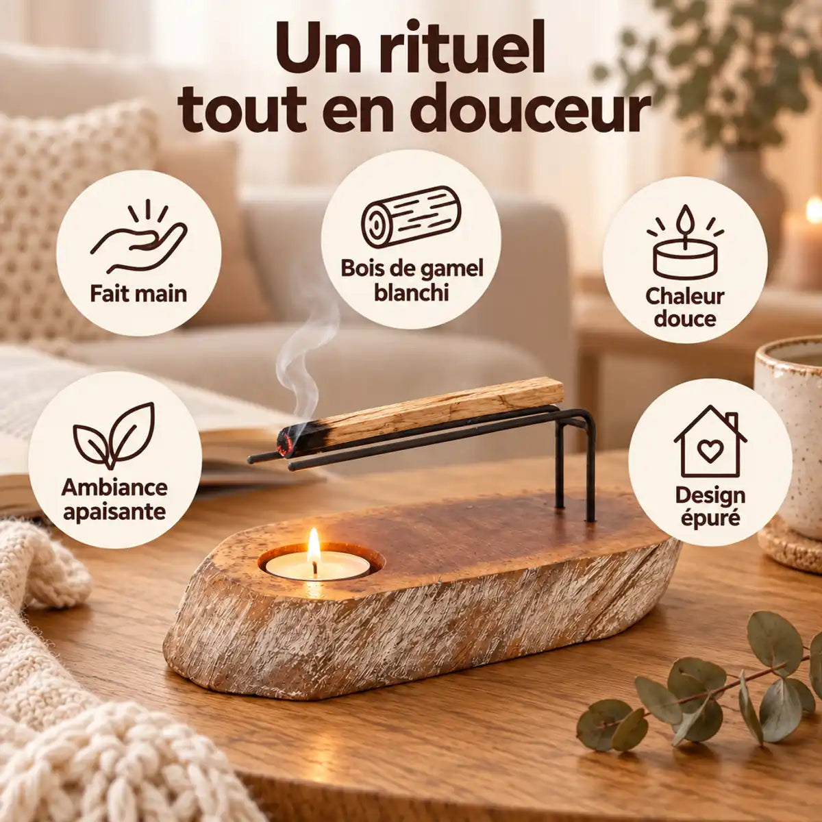Brûleur Palo Santo en bois de gamel blanchi fait main, bougie chauffe-plat et tige de Palo Santo fumante sur table en chêne