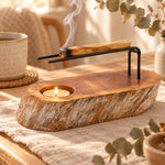 Brûleur palo santo en bois de gamal blanchi, bâton fumant sur des tiges métalliques, bougie chauffe-plat et eucalyptus séché sur table en chêne