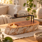 Brûleur Palo Santo en bois de gamel blanchi avec bougie et sauge fumante sur table en chêne, ambiance zen scandinave