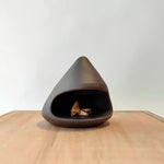 Brûleur d'encens vu de face avec bâtons de bois sacré