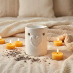 Brûleur Scentchips blanc cœur avec lavande et bougies sur linge décoratif