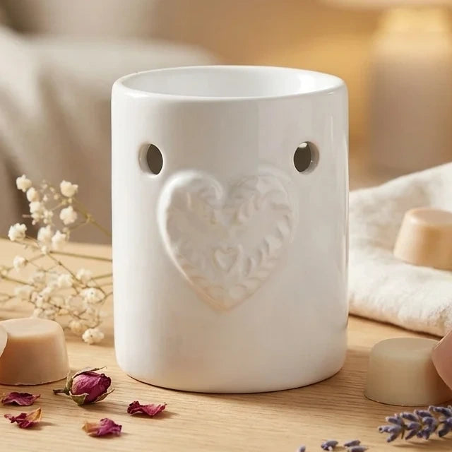 Brûleur blanc Cœur Scentchips avec fondants parfumés et fleurs séchées sur surface bois