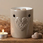 Brûleur taupe cœur pour fondants parfumés sur étagère en bois avec décoration minimaliste