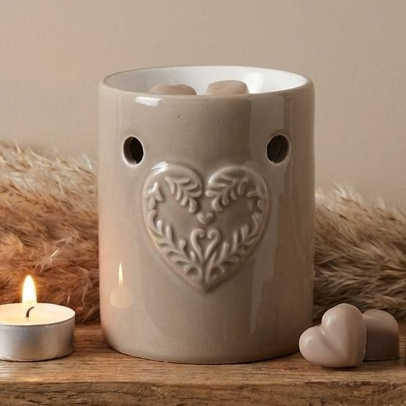 Brûleur taupe cœur pour fondants parfumés sur étagère en bois avec décoration minimaliste