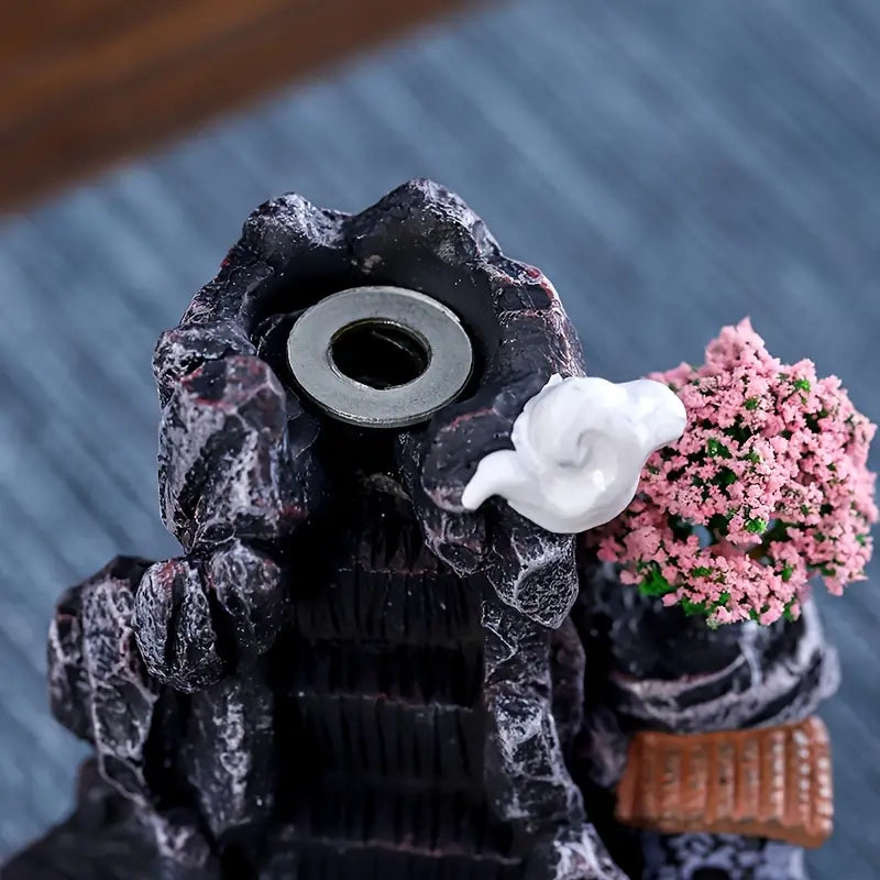 Zoom sur l'endroit où l'on pose le cône d'encens sur le Brûleur d'encens cascade refoulement Mini fontaine zen avec arbre en fleur