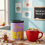 Une boîte de 80g de cacao chicorée et céréales de la marque chérico accompagné d'une tasse de chocolat chaud.