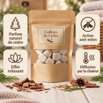Sachet kraft Cailloux de Cèdre au parfum naturel, avec action anti-mites et effet relaxant, posé sur une table en bois clair entourée de copeaux de cèdre.