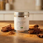 Cannelle moulue bio 50g Place des épices avec bâtons de cannelle sur fond bois