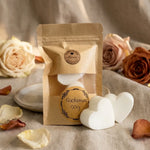 Carré d'Ambre Cachemire ByBazz cœur parfumé sur fond beige avec pétales de rose