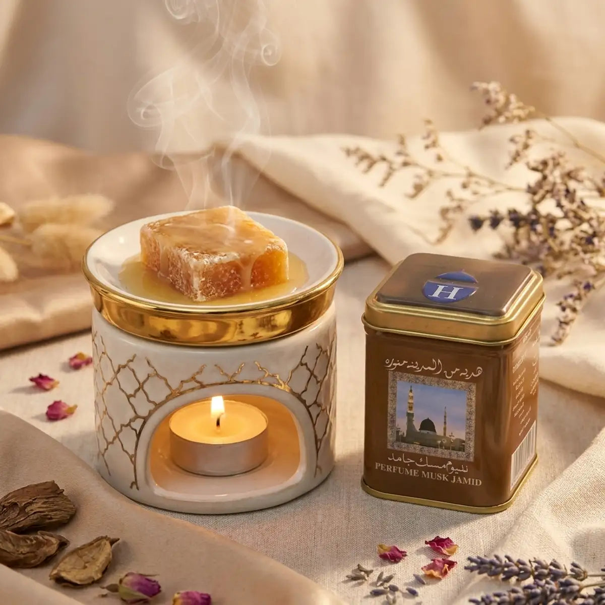 Carré d'Ambre Jamid Musc Blanc Hemani fondant dans un diffuseur de luxe