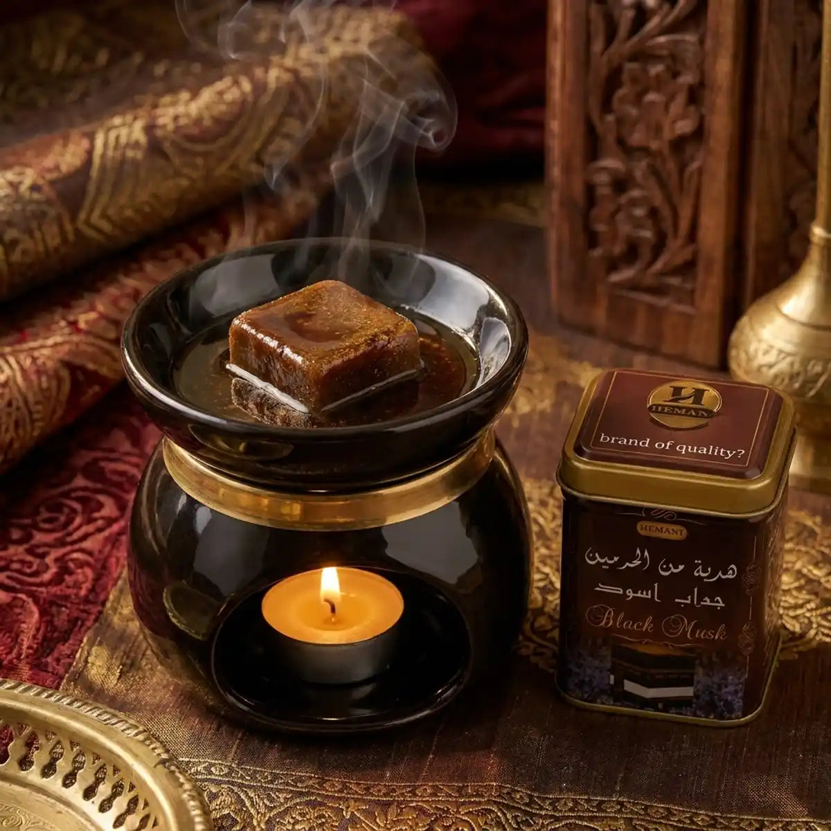 Carré d'Ambre Jamid Musc Noir Hemani fondant dans un diffuseur de luxe