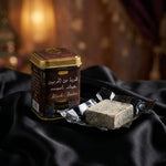 Carré d'Ambre Jamid Musc Noir 30g Hemani emballage doré sur tissu noir