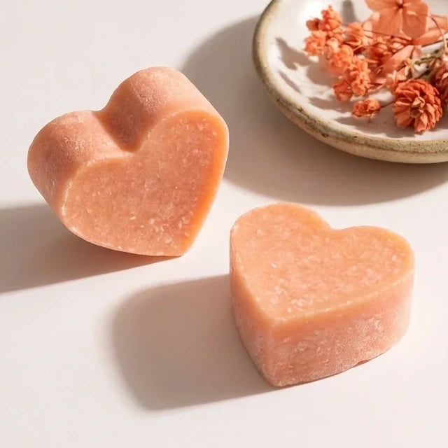 Carré d'Ambre Coral Blush cœur ByBazz 2x25g sur surface blanche avec fleurs séchées