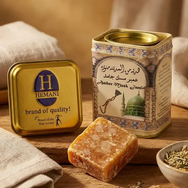 Carré d'Ambre solide Jamid Hemani 30g dans sa boîte dorée sur fond neutre