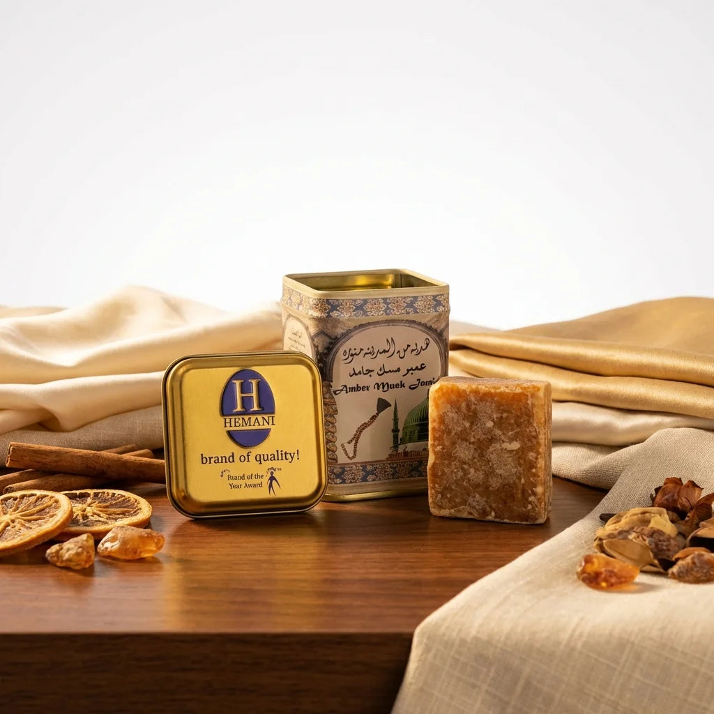 Carré d'Ambre solide Jamid Hemani 30g sur surface en bois avec textiles et botaniques