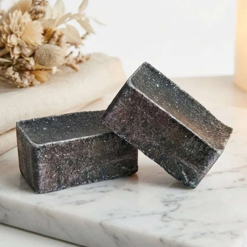 Carrés d'Ambre Musc Noir ByBazz fondants sur marbre, packaging luxe