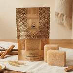 Carrés de bois de santal fondants HomeBreeze 2x25g sur fond beige minimaliste