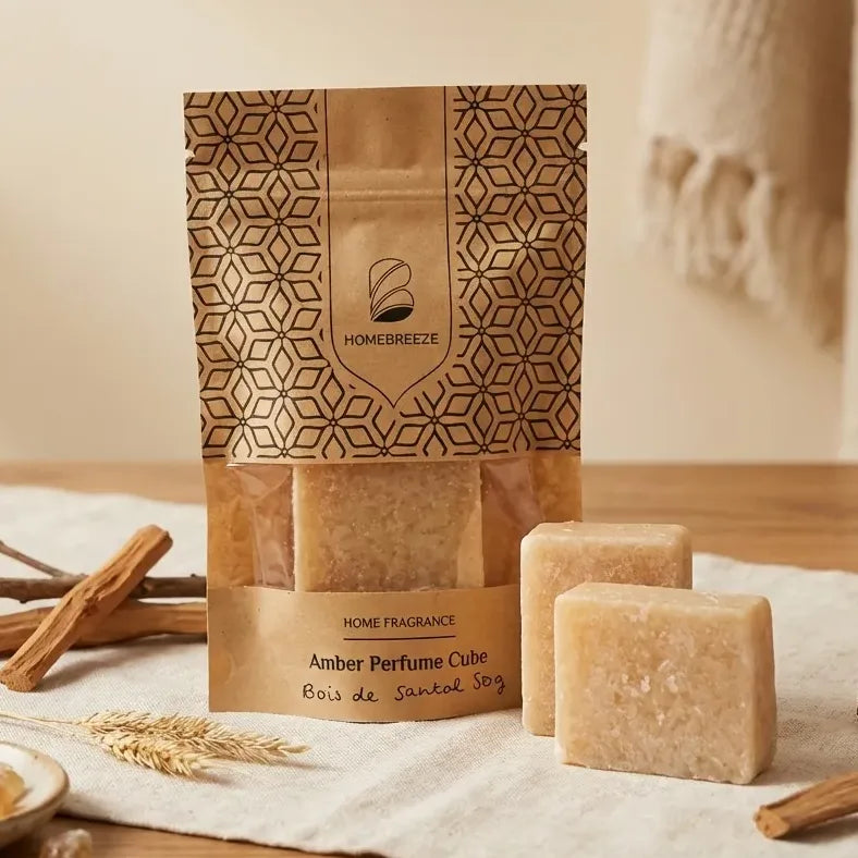 Carrés de bois de santal fondants HomeBreeze 2x25g sur fond beige minimaliste