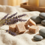 Carrés de bois de santal HomeBreeze fondants avec emballage kraft et éléments naturels spa