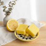 Carrés de Citron Fondants HomeBreeze sur assiette décorée avec tranche de citron frais