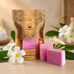Carrés de Frangipanier HomeBreeze roses avec emballage kraft sur surface bois, ambiance spa relaxante