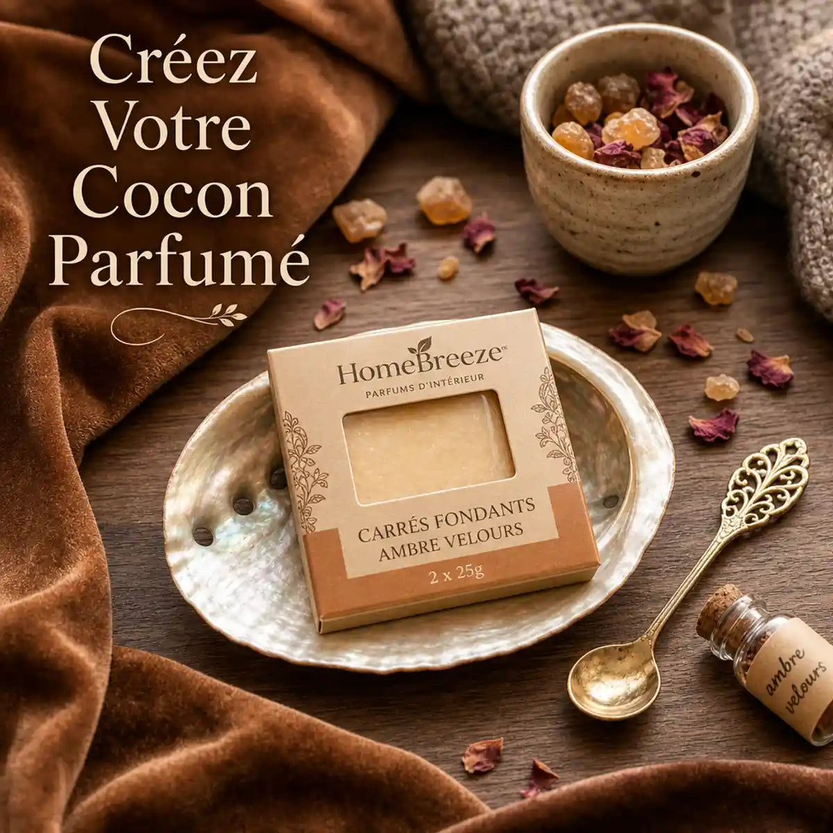 Carrés Fondants Ambre Velours HomeBreeze 2x25g sur composition lifestyle élégante avec fleurs séchées et ambiance cosy