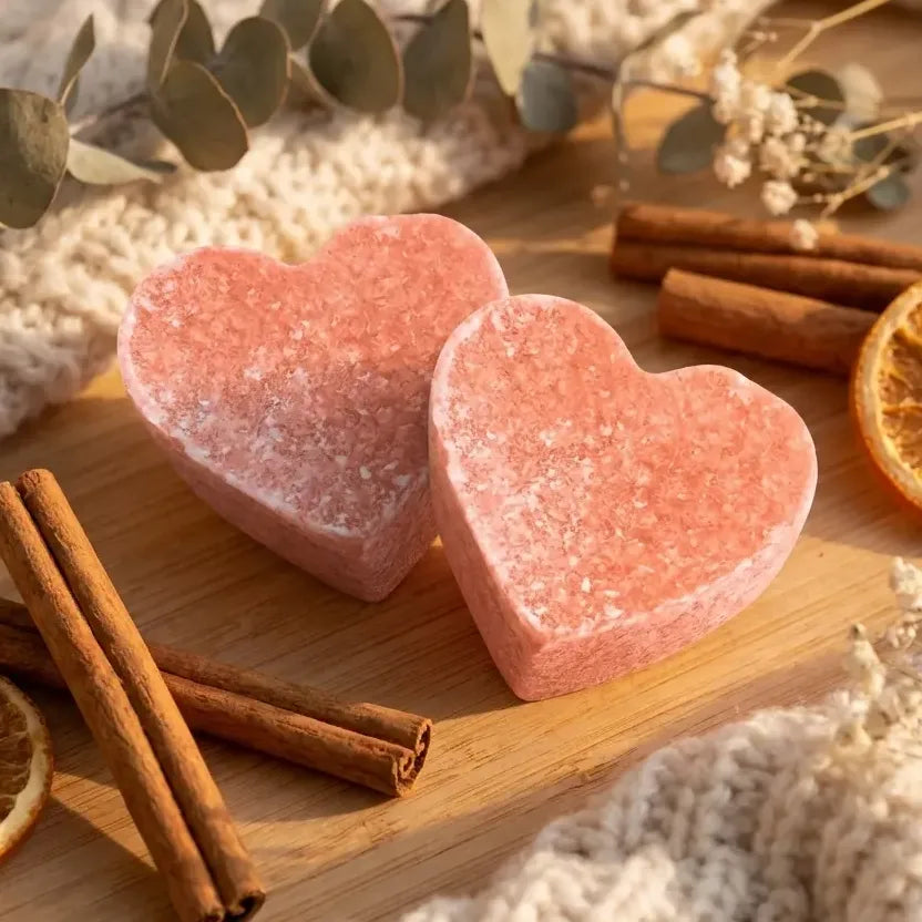 Carrés fondants Ambre Cannelle ByBazz en forme de cœur avec bâtons de cannelle et fleurs séchées