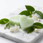 Carrés fondants cœur ByBazz ambre thé vert avec feuilles de thé frais sur marbre blanc