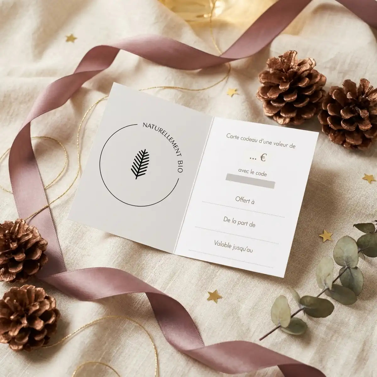 Carte cadeau Naturellement Bio avec logo feuille sur tissu lin, décoration Noël écologique