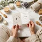 Carte cadeau Naturellement Bio avec femme, produits bio et éléments écologiques sur fond blanc