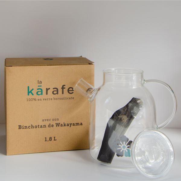Carafe filtrante Kyuké 1.8L avec binchotan et packaging boîte kraft teal