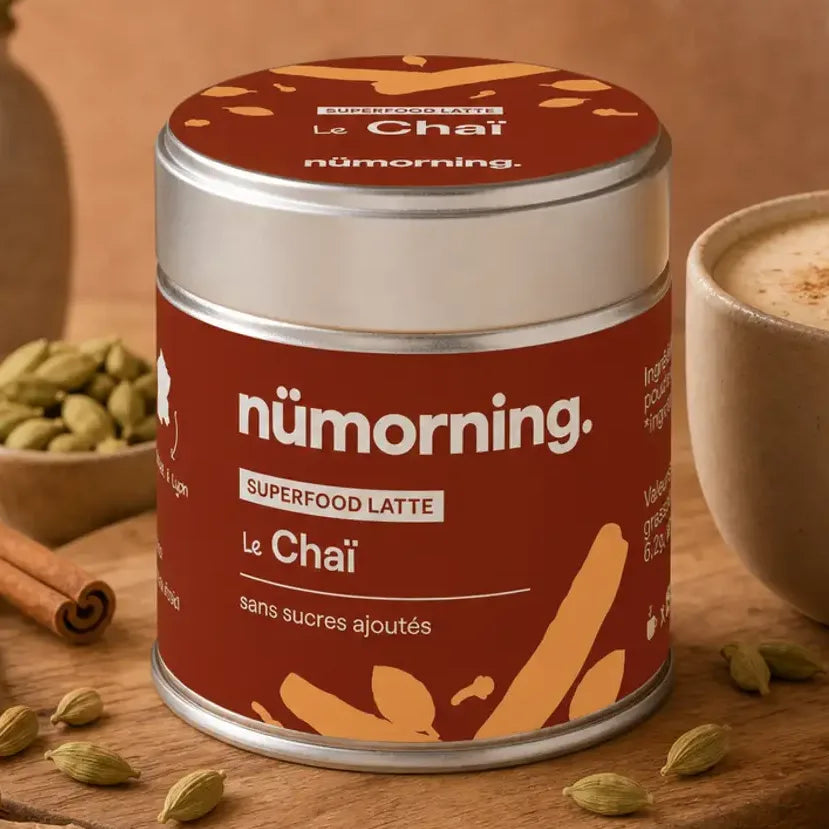 Chaï Latte nüMorning sans sucres ajoutés avec épices et tasse fumante