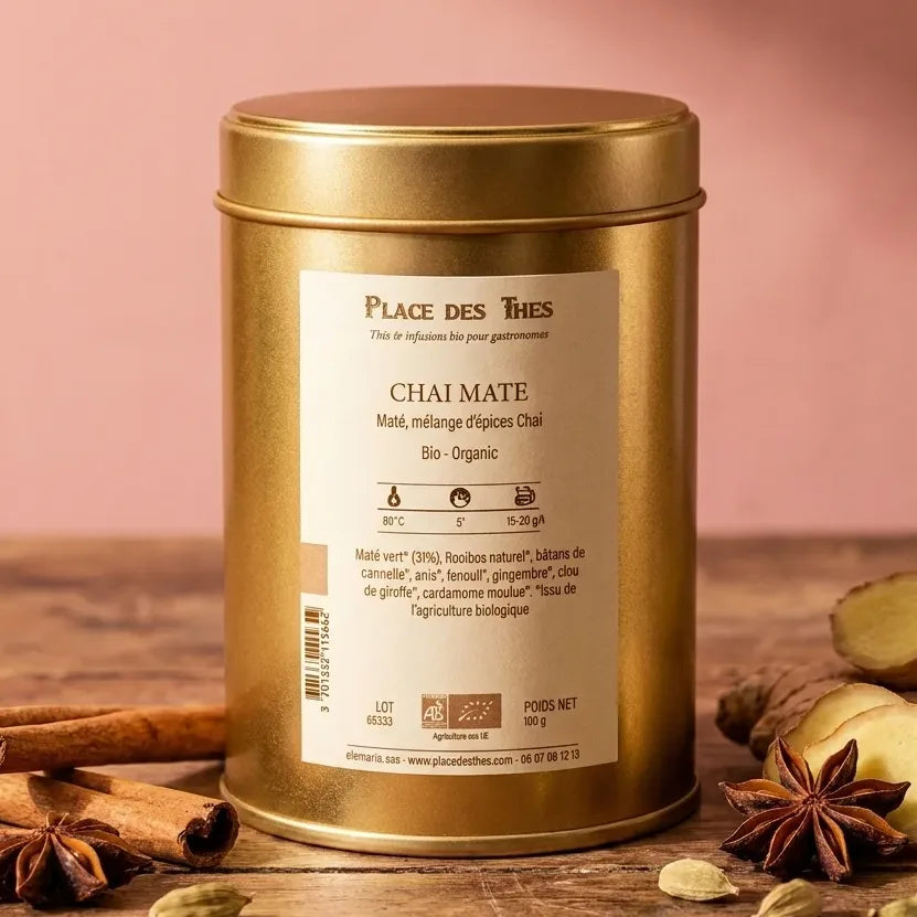 Boîte dorée Chai Maté Bio Place des Thés avec épices biologiques sur fond bois naturel