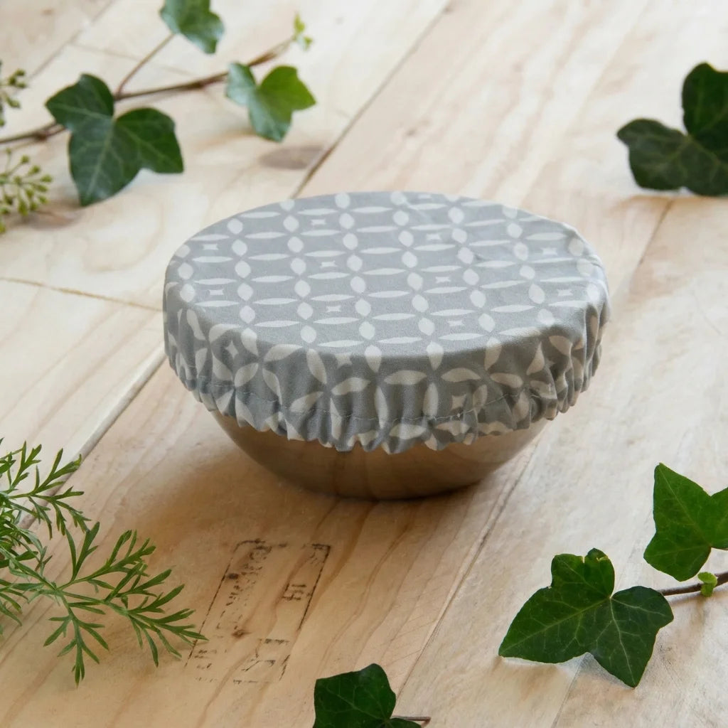 Charlotte alimentaire réutilisable Angie Be Green taille M sur surface bois avec feuilles vertes