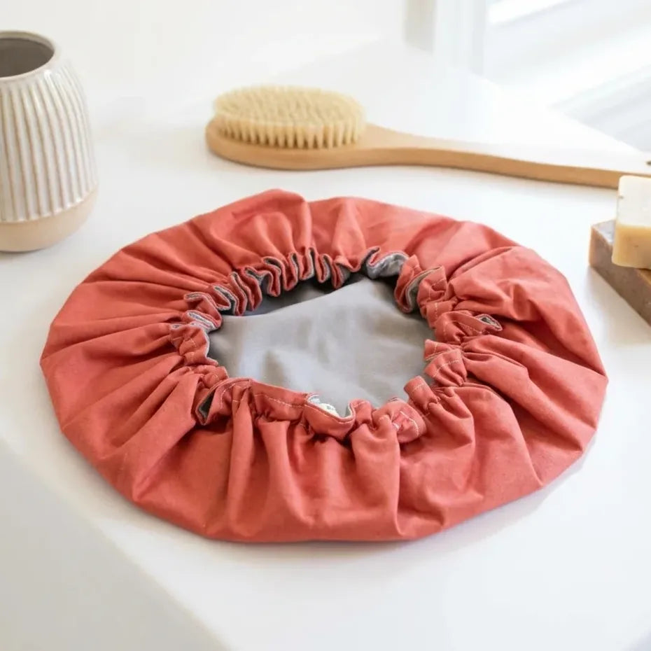 Charlotte de douche réutilisable Angie Be Green rouge corail avec accessoires minimalistes