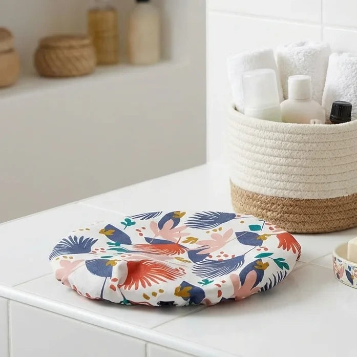 Charlotte de douche Angie Be Green sur comptoir salle de bain blanc avec accessoires écologiques