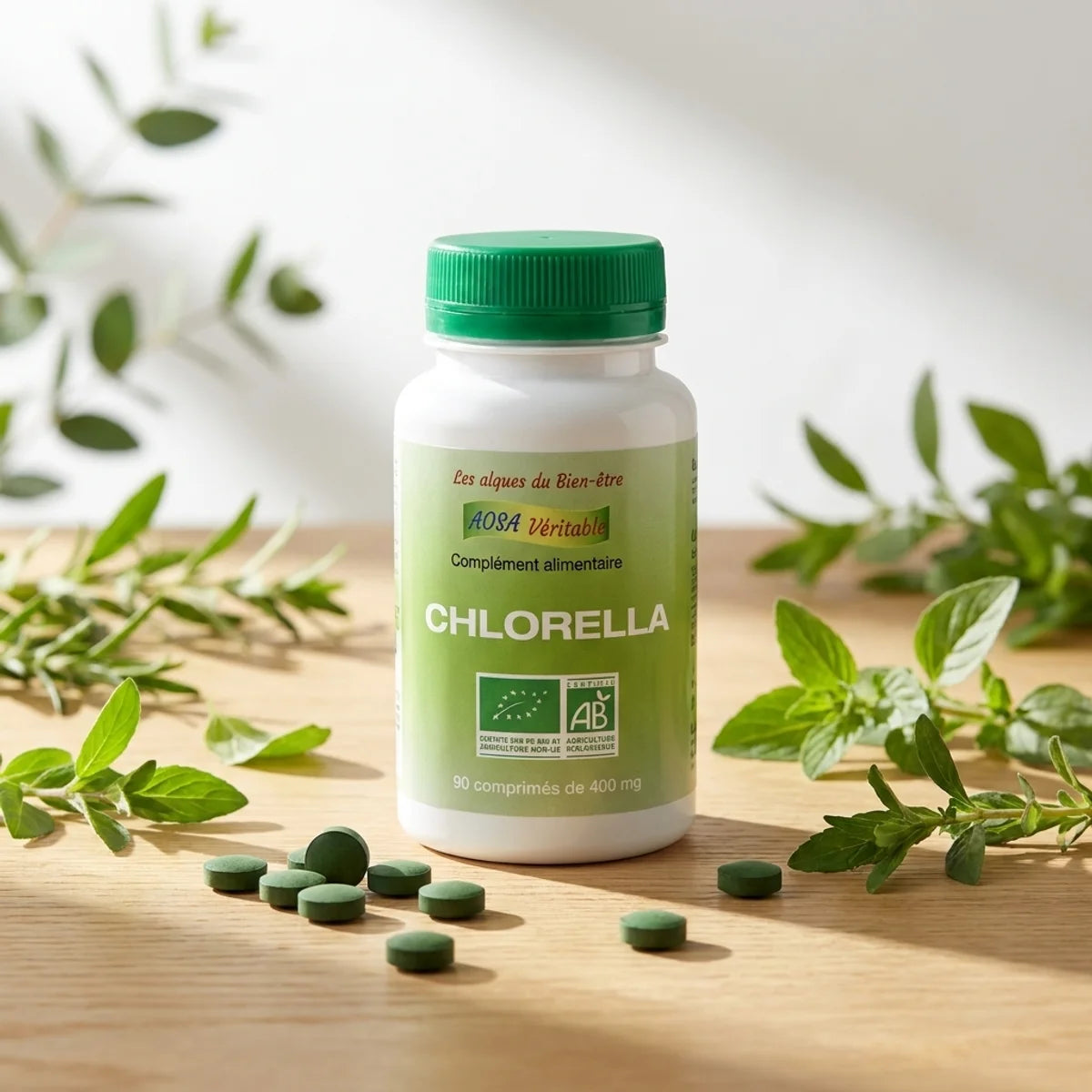 Chlorella bio Aosa Véritable 90 comprimés avec feuilles vertes naturelles sur table wellness