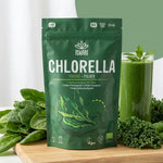 Chlorella en poudre bio Iswari 125g avec smoothie vert et légumes frais