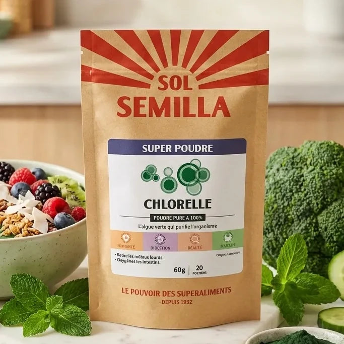 Chlorelle Bio poudre Sol Semilla 60g avec légumes frais et bol smoothie spiruline sur marbre