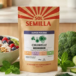 Chlorelle Bio poudre Sol Semilla 60g avec légumes frais et bol smoothie spiruline sur marbre