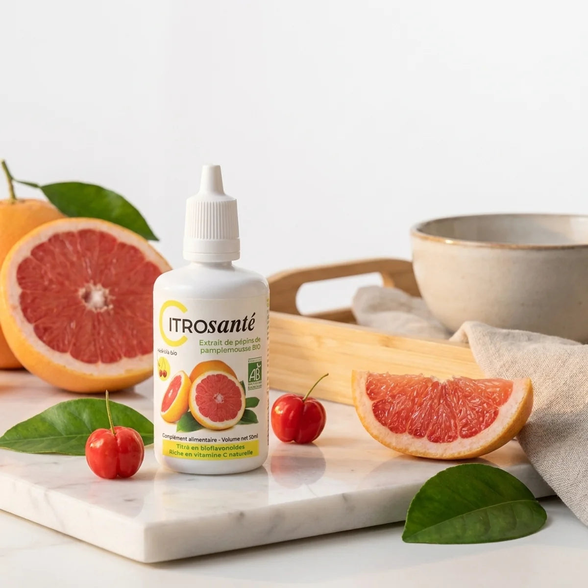 CITROSanté® extrait de pépins de pamplemousse bio avec fruits frais sur surface marbre