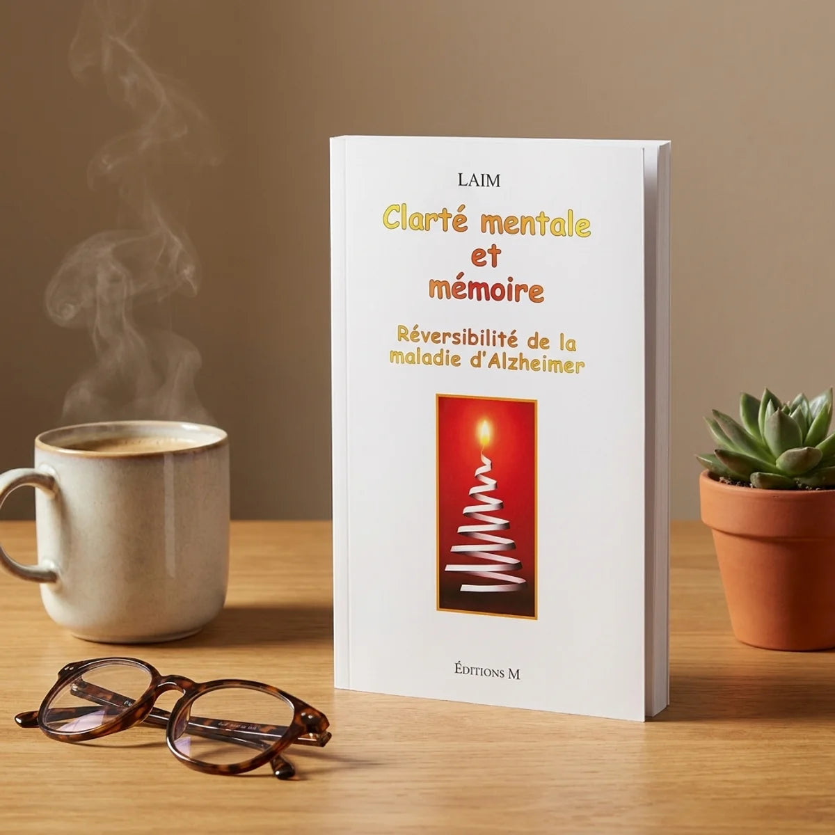 Livre Clarté Mentale & Mémoire sur bureau avec café et lunettes - Guide Alzheimer Jade Recherche