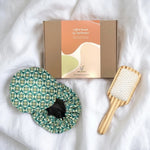 Coffret Beauté Cap Bambou avec brosse bambou et bonnet cheveux sur lin blanc