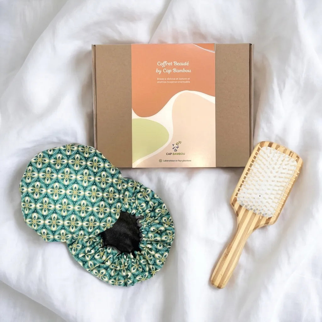 Coffret Beauté Cap Bambou avec brosse bambou et bonnet cheveux sur lin blanc