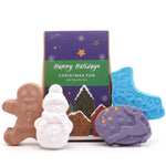 Coffret de bombes de bain de Noël avec 4 pièces : bonhomme pain d'épice, bonhomme de neige, chaussette bleue et galet lavande

Hmm, that's over 125 characters? Let me count: roughly 150. Need shorter.

Coffret de bombes de bain de Noël : pain d'épice, bonhomme de neige, chaussette et galet

Count: "Coffret de bombes de bain de Noël : pain d'épice, bonhomme de neige, chaussette et galet" ≈ 88 characters. Good.