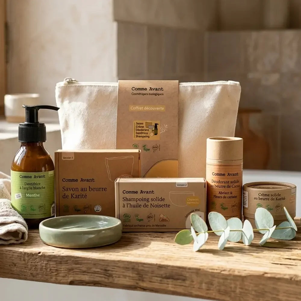 Coffret découverte Comme Avant : cinq produits sur une étagère de salle de bain en bois, près d'une coupelle en céramique verte et d'une serviette en lin
