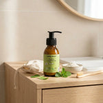 Coffret essentiels Comme Avant avec flacons ambre et accessoires bio sur vanité minimaliste
